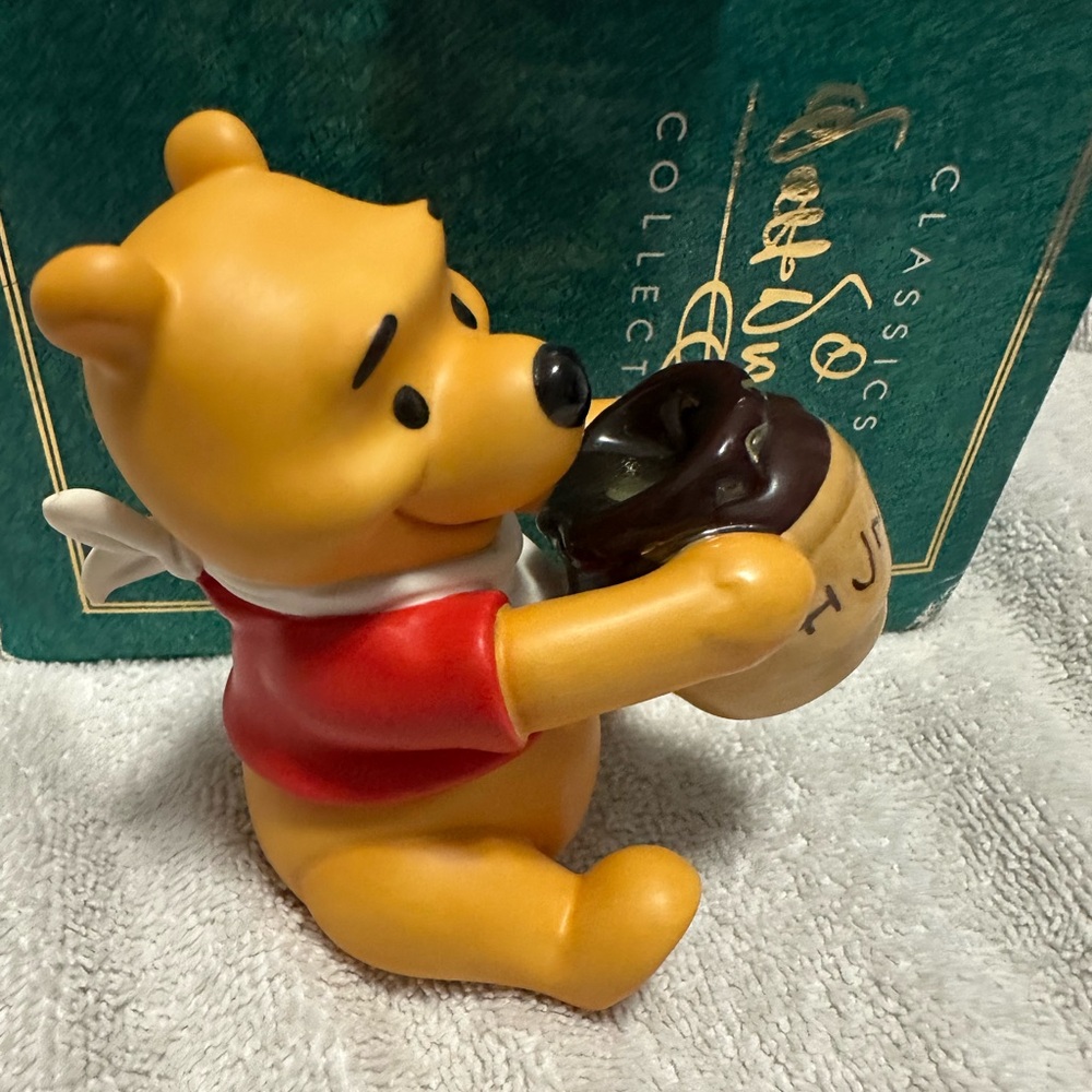 Disney Collectors Society: Winnie the Pooh—“Time for Something Sweet” figurine - Picture 12 of 13